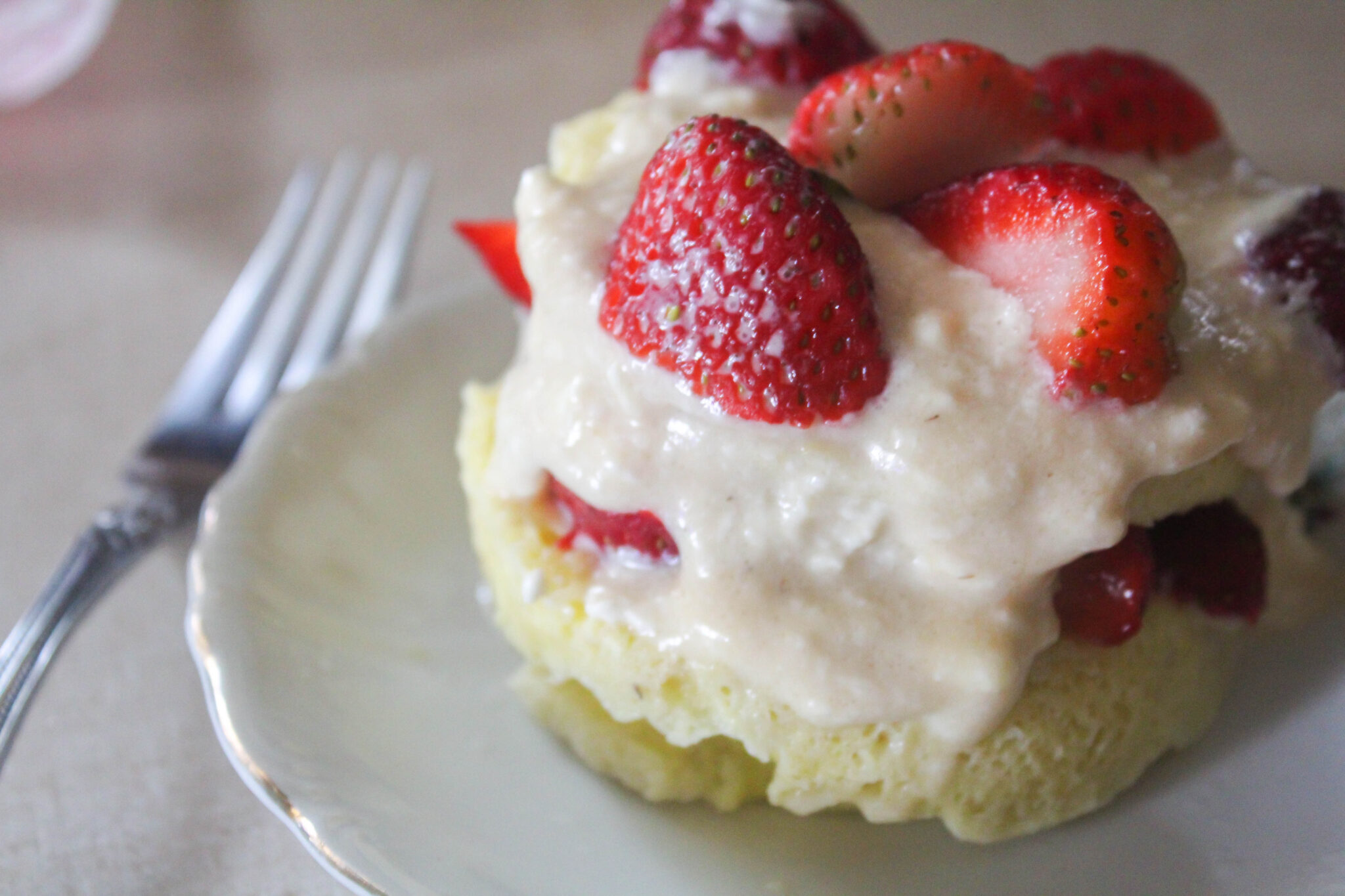 My single serve berries and cream cake is a great summer dessert for one! A spongy cake topped by a cream cheese icing and fresh berries. Yum!