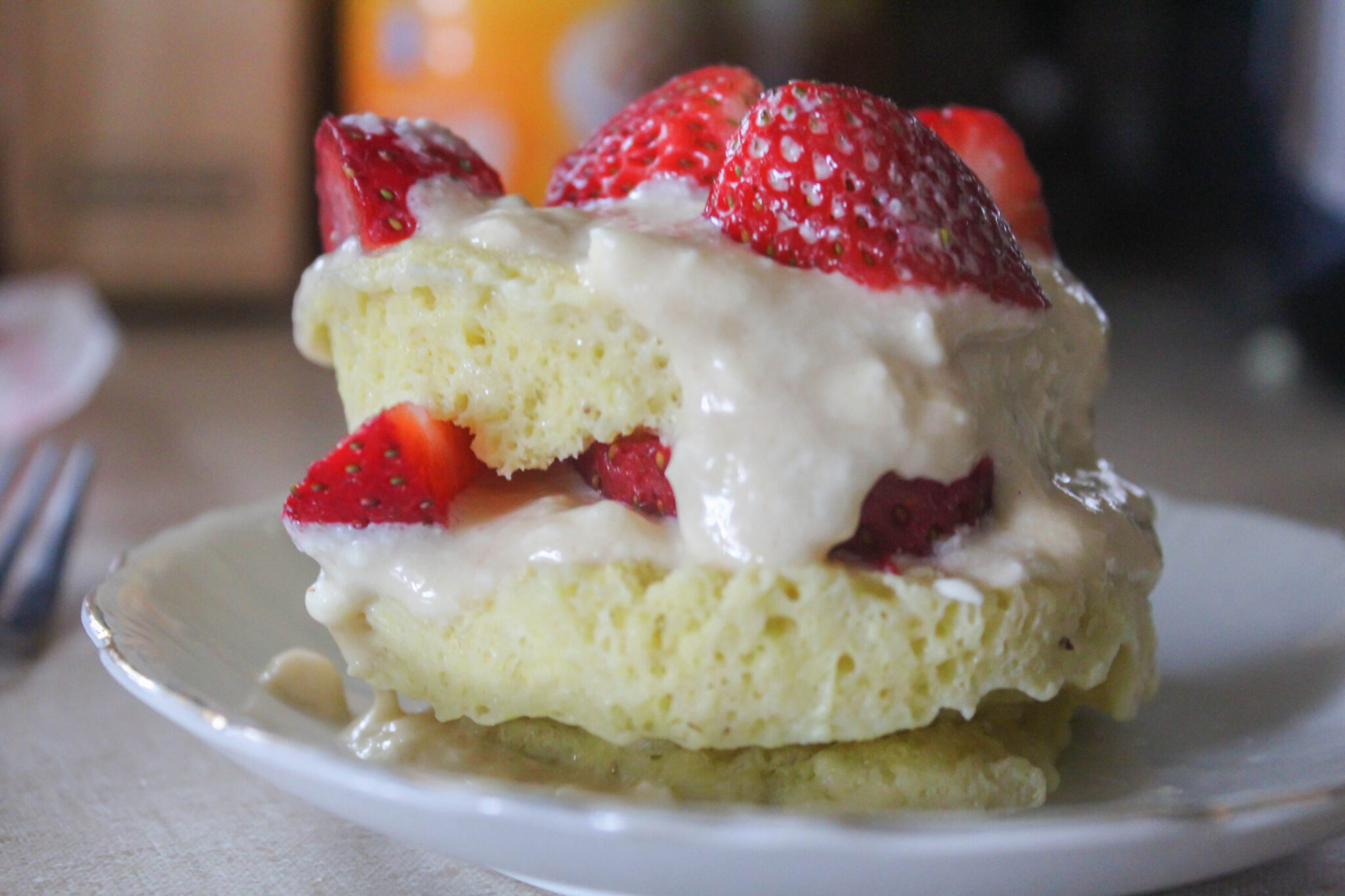 My single serve berries and cream cake is a great summer dessert for one! A spongy cake topped by a cream cheese icing and fresh berries. Yum!