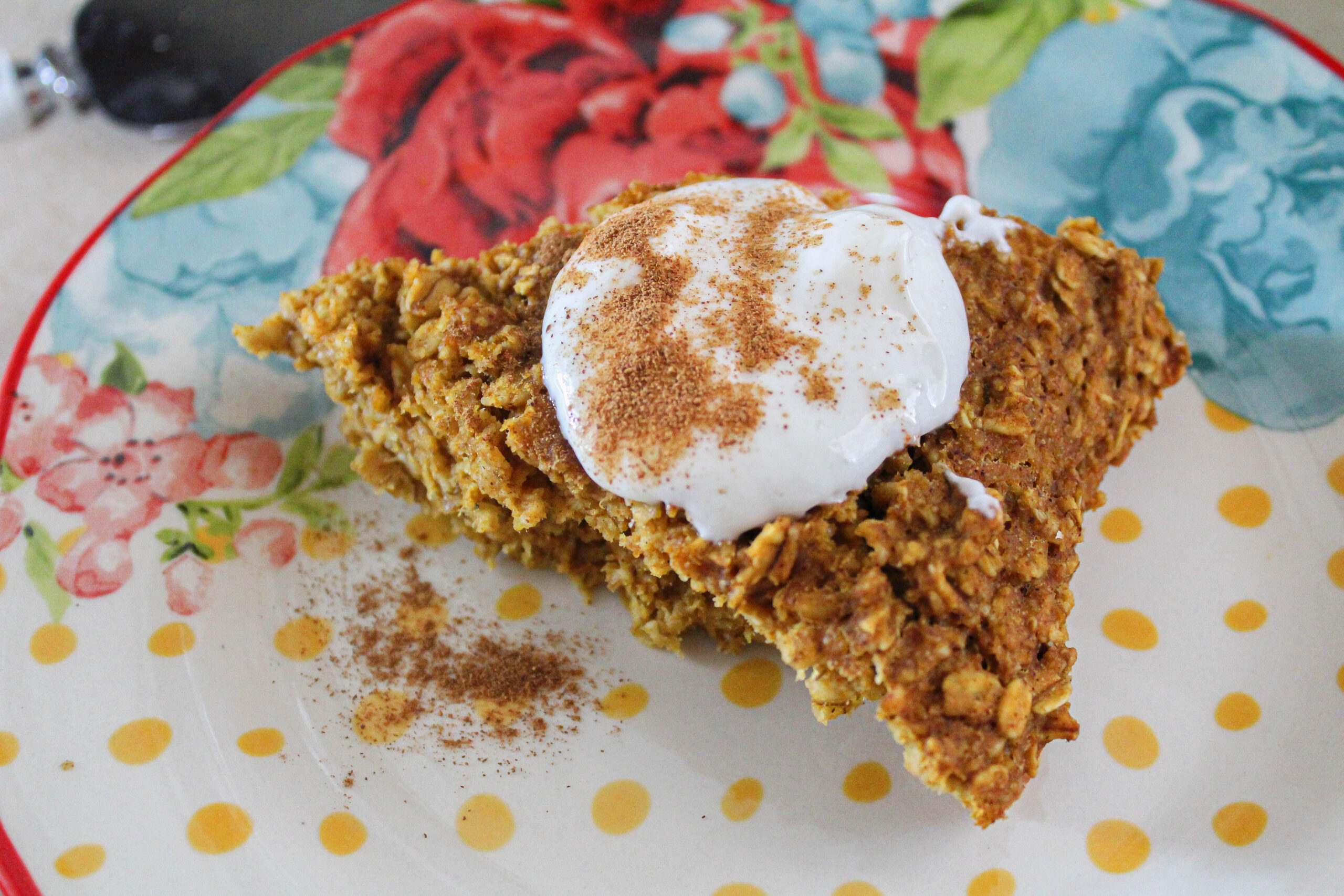 Need an easy Fall-inspired breakfast? Try my Pumpkin Roll Baked Oatmeal! Cakey Pumpkin Spice flavored oatmeal is topped by a creamy icing. What could be better? This is a Trim Healthy Mama E. 